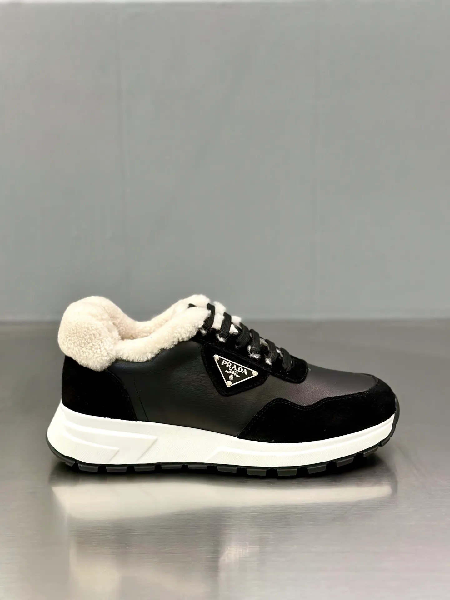 💰780 Prada/Prada men's new wool sneakers. This sneaker presents a modern version, reinterpreting the brand's archive style with clean lines and smooth details. The shoes are made of calf leather and technical fabric, with a triangular metal logo on the outside, bright TPU decoration on the heel, and a longer and padded inner heel design for a more comfortable fit. The tongue is decorated with a silk-screen logo, and is paired with a hollow rubber sole on the heel. The full cowhide lining comes standard with logo cowhide foot pads, making the upper foot taller, more comfortable, and versatile! Comes with full original packaging! Size: 39-40-41-42-43-44 standard leather shoe size (45 can be customized and does not support returns)